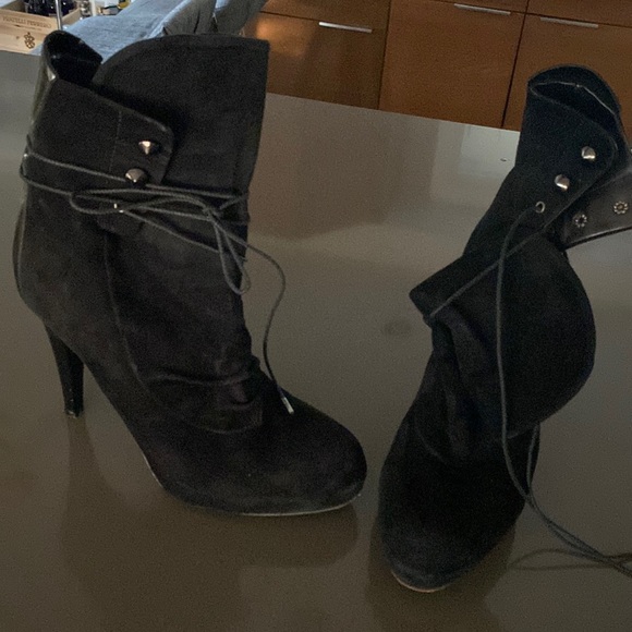 Latitude Suède booties in black - Picture 1 of 4